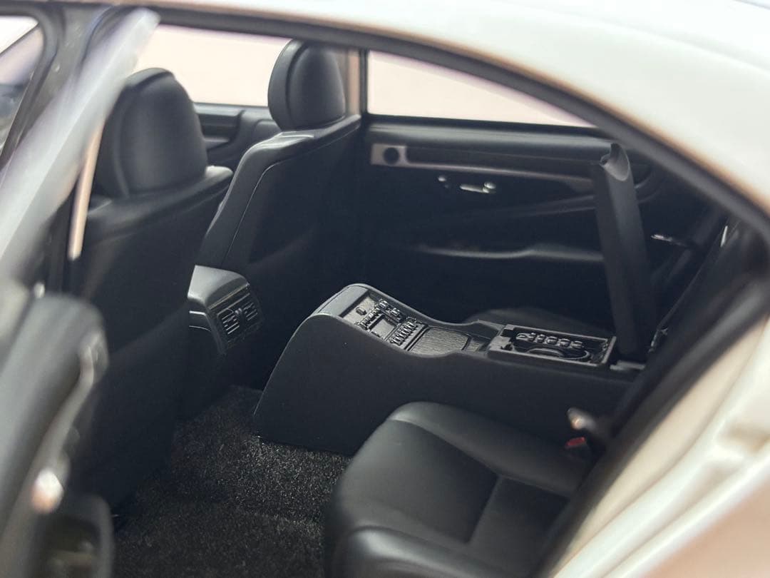 Auto-art オートアート1/18 レクサス LS 600hL