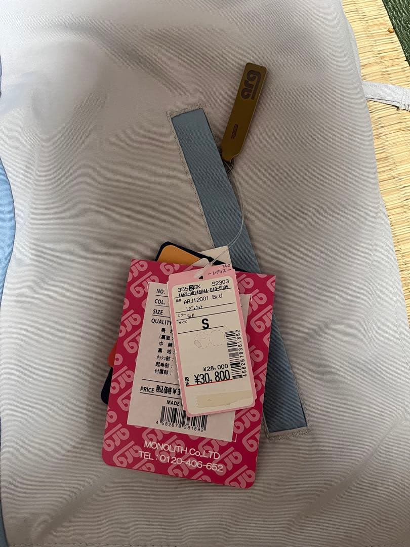 新品スノースーツ、未使用、タグ付き。 s size