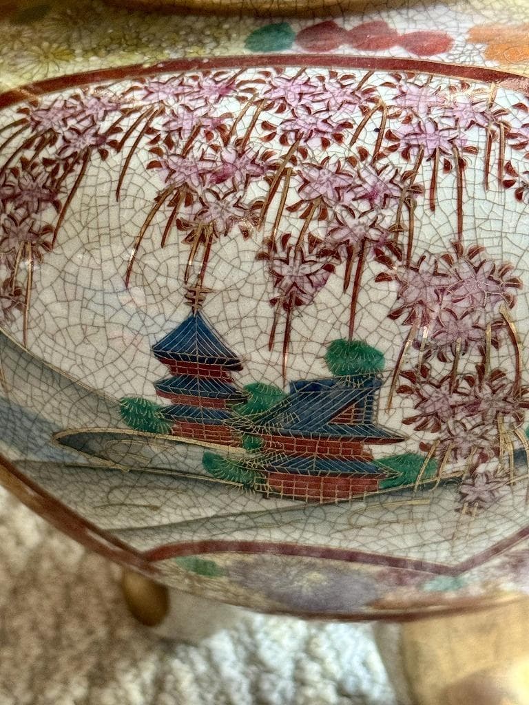 美品　京薩摩　蓮山　香炉　獅子　三ツ脚　蓋付　金彩　豪華絢爛　壼飾　花入　大香炉