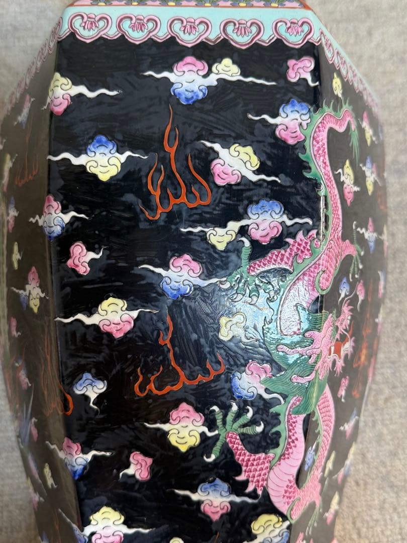 中国　大清乾隆年製銘　黒地粉彩龍鳳紋角瓶　左　高さ47.0cm 送料込み0106