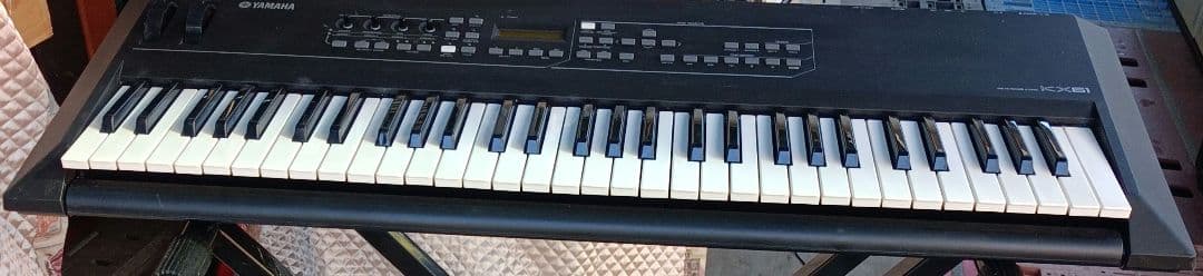 Yamaha KX61 シンセサイザー