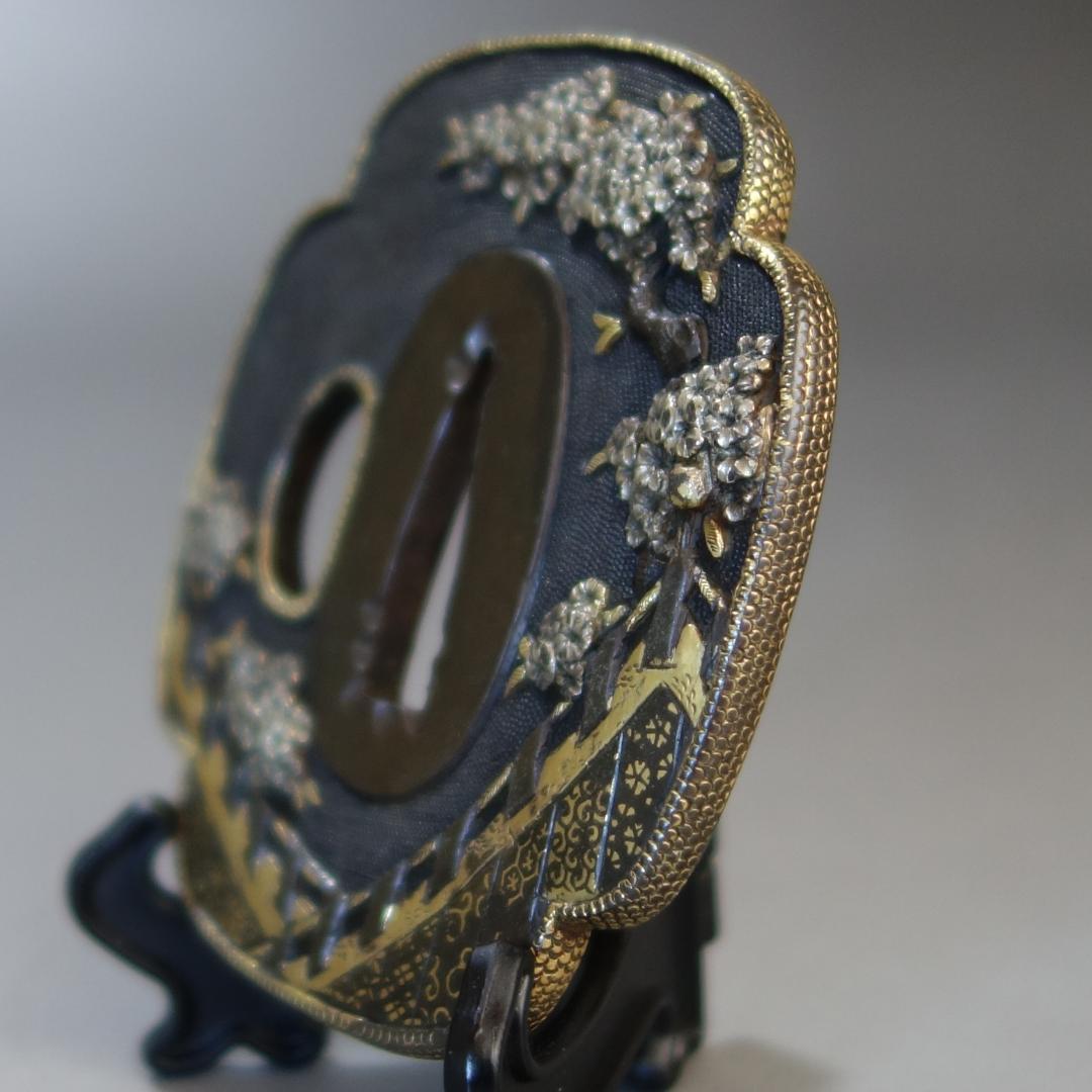 【桜花見図鍔 赤銅魚子地 高肉彫 鍍金銀】(鍔箱付き) 鍔 鐔 刀装具 武具