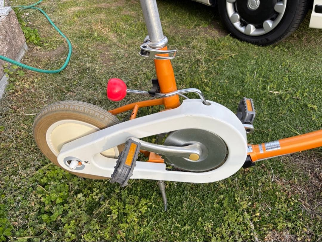 オレンジ色折りたたみ自転車（ナショナル）