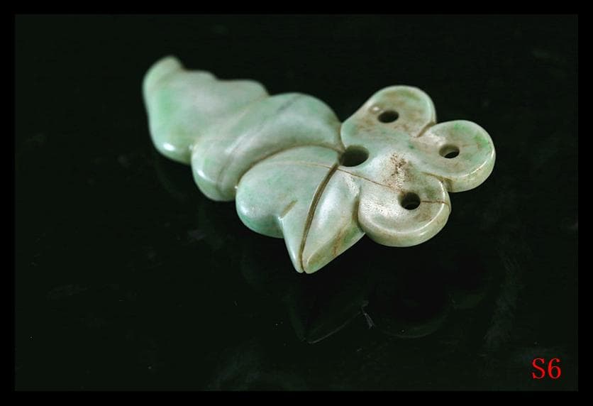 古墳期糸魚川ろうかん翡翠勾玉頭部に彫り込み冠状頭部鳥獣形勾玉縄文時代　出土石器