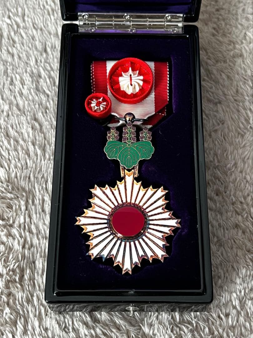 【勲章】勲四等旭日小綬章　略章　共箱