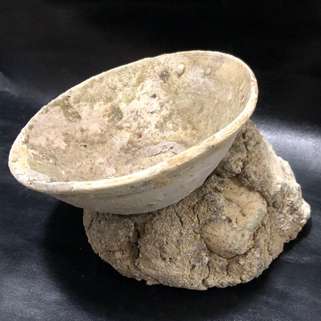 超珍品◾️蔵から超激レアな素焼きの台座が残った雰囲気の凄い抹茶茶碗が出て来ました。