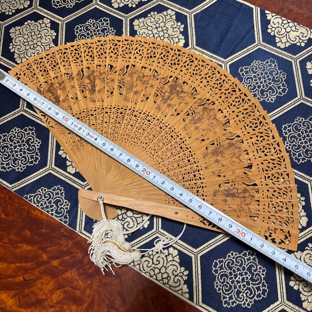 白檀扇透かし彫り木製扇子と木箱