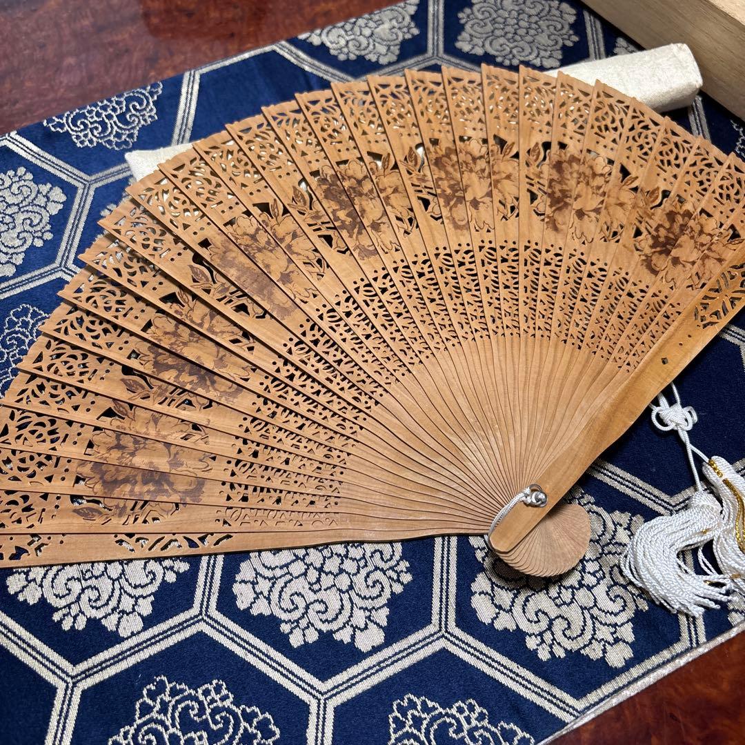 白檀扇透かし彫り木製扇子と木箱