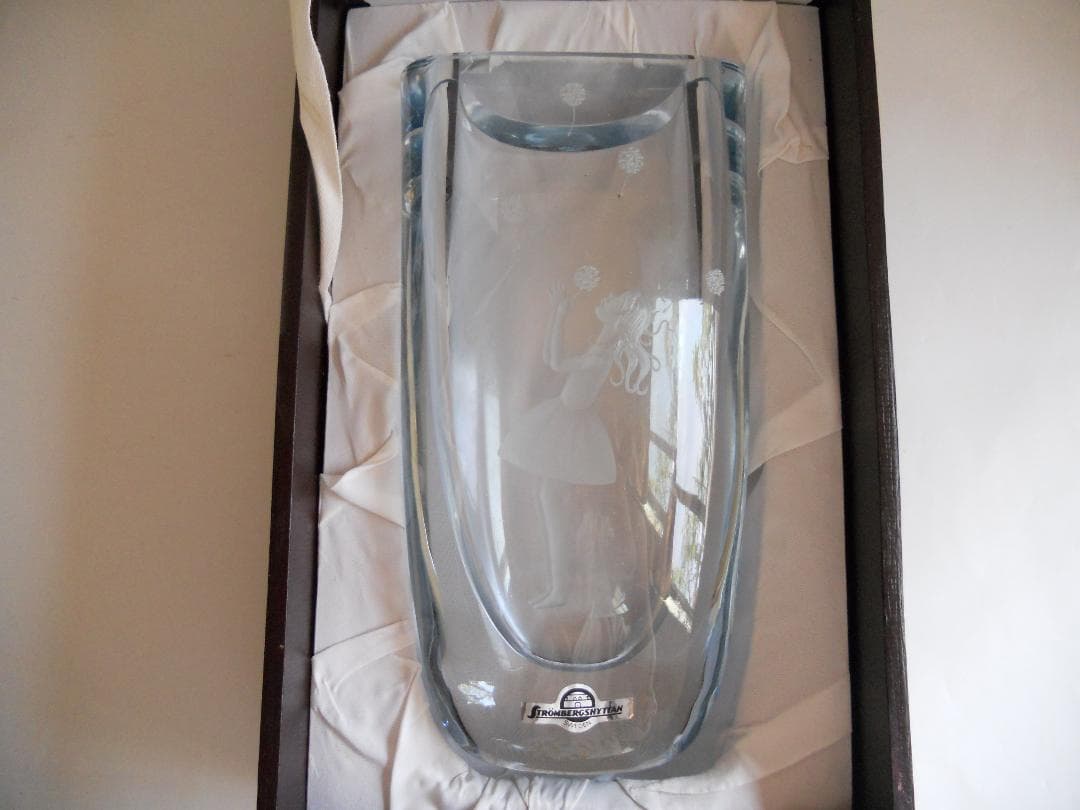 透かし彫り ガラス 花瓶 スウェーデン 製 ロマンティック な花瓶です