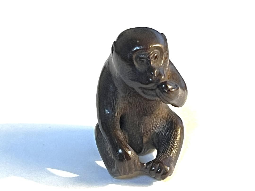 根付　猿　線刻銘「白龍」