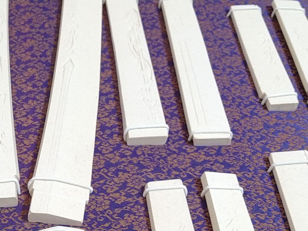 珍品!!　珍しい刀剣型彫り　　刀剣彫り物　型取り　石膏　美術品