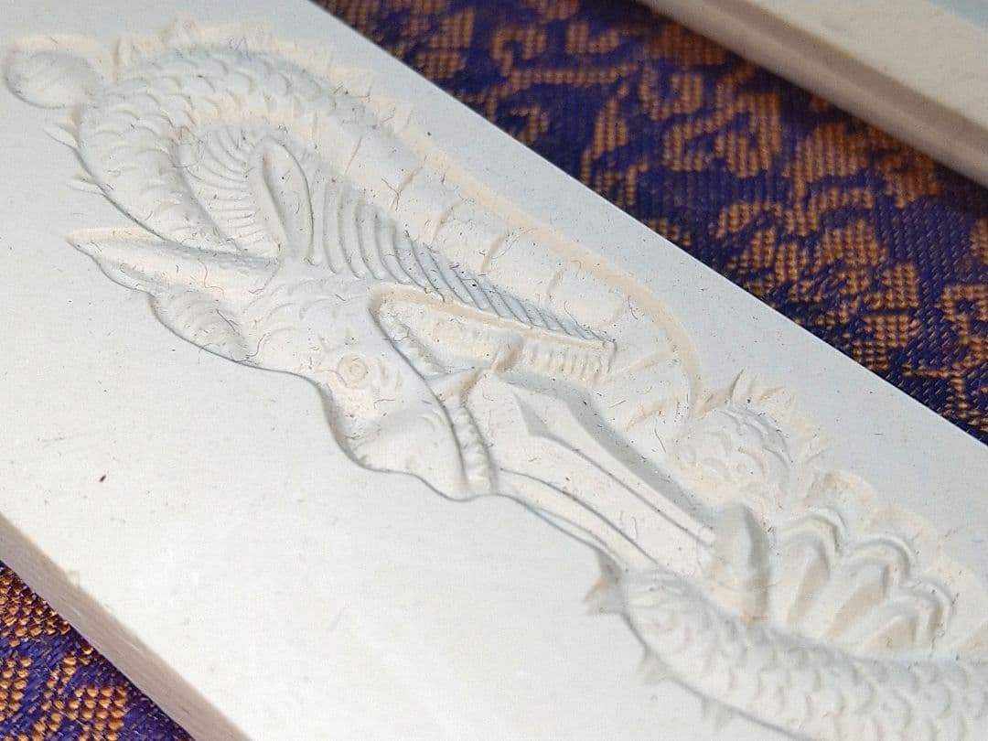 珍品!!　珍しい刀剣型彫り　　刀剣彫り物　型取り　石膏　美術品