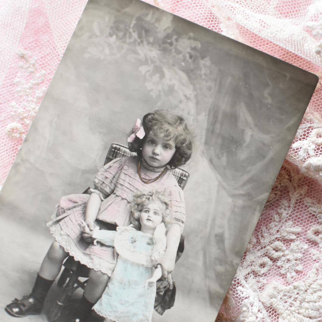 *アンティークポストカード　お人形と記念撮影の少女*