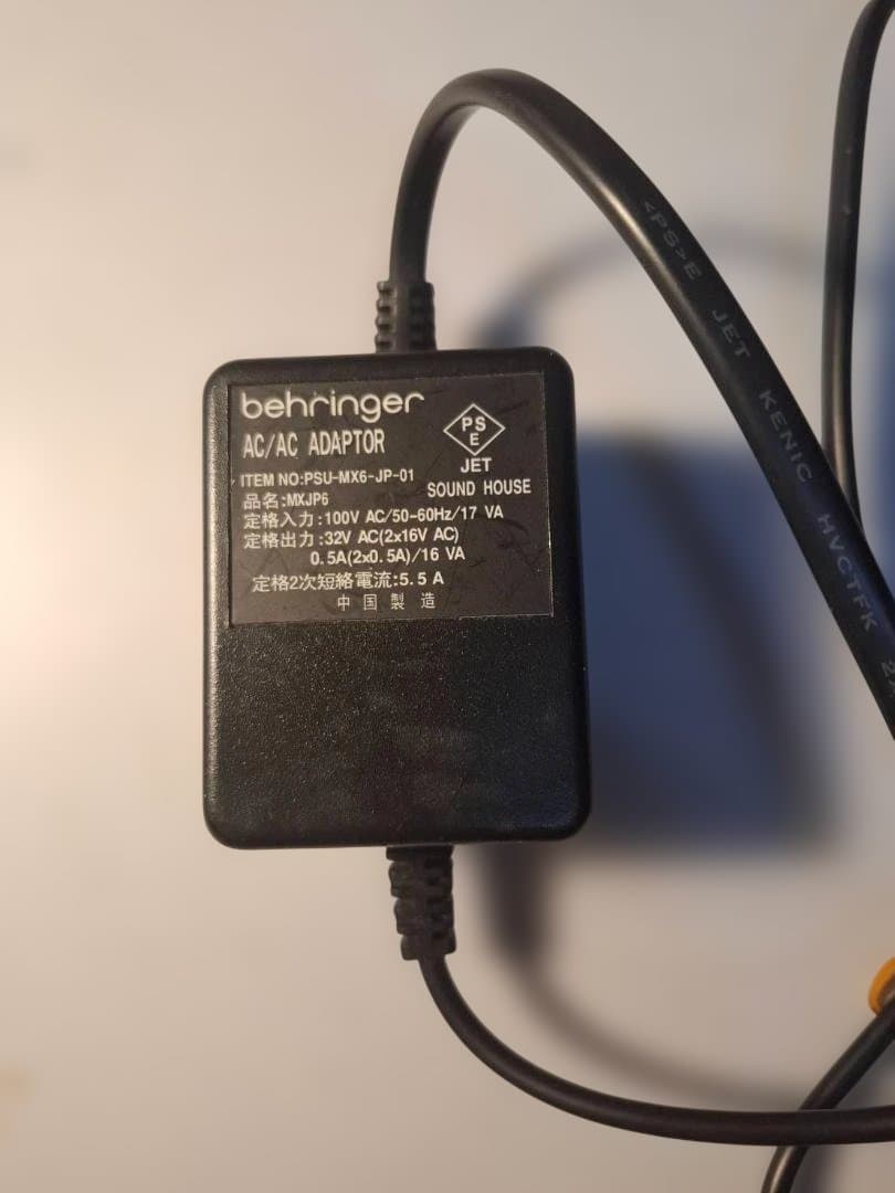 Behringer Q1202USB パワードミキサー