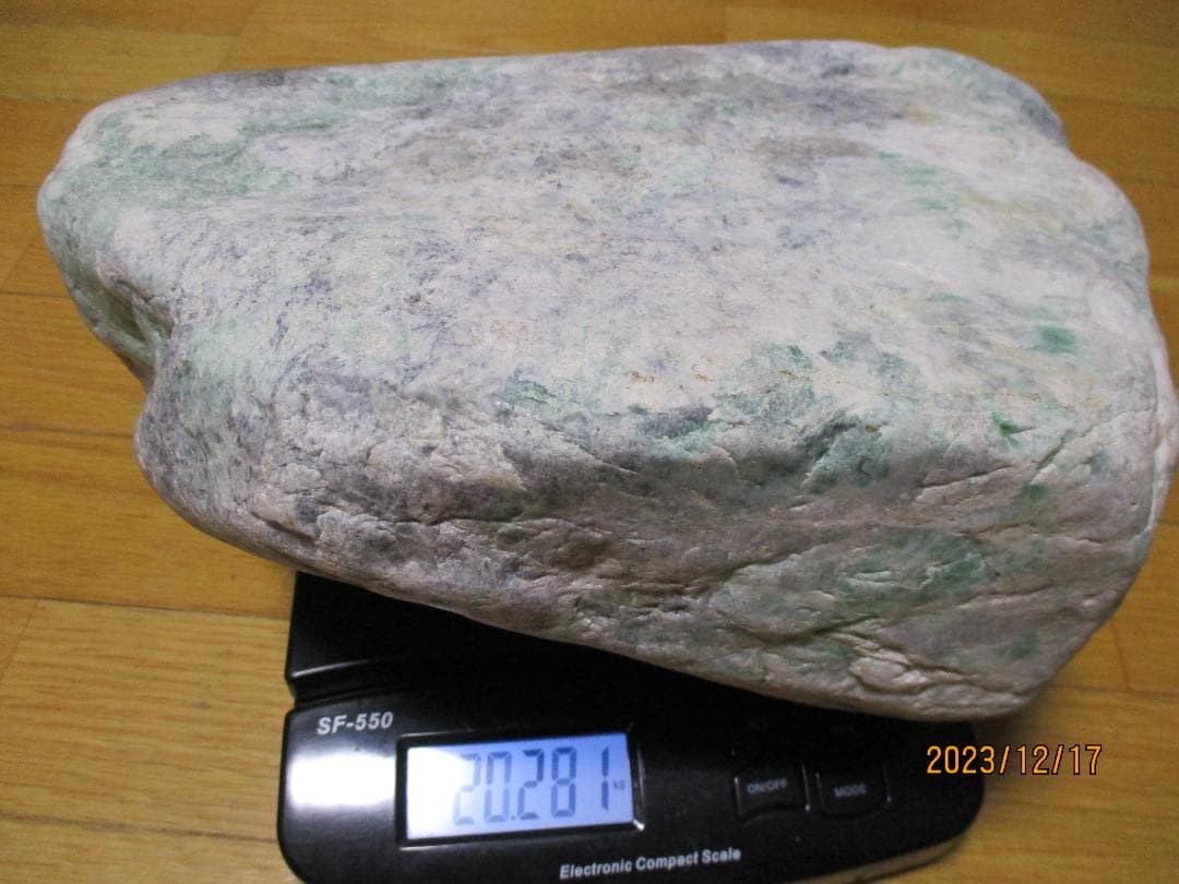 【黒灰×緑】糸魚川ヒスイ　翡翠　原石　２０ｋｇ