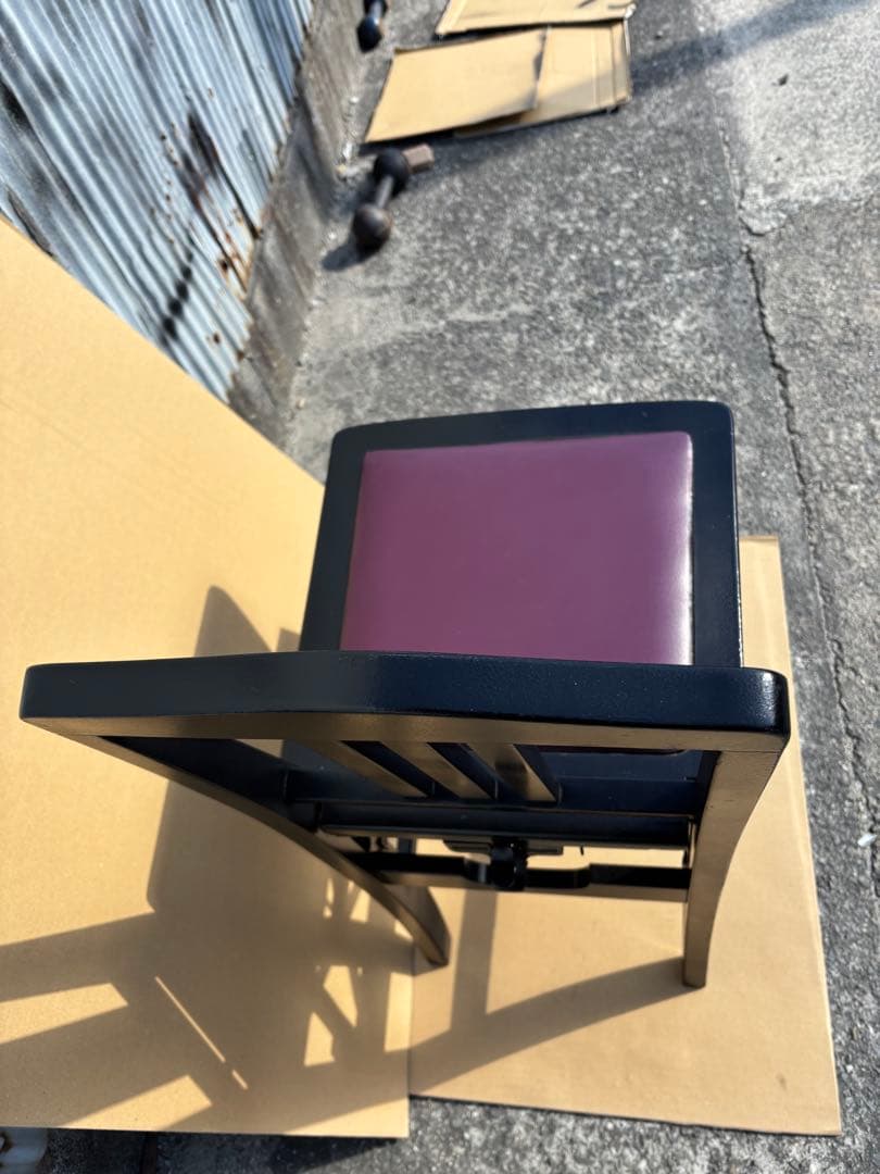 背もたれ付ピアノ椅子　足部フェルト付き　比較的きれい　ワインレッド座面