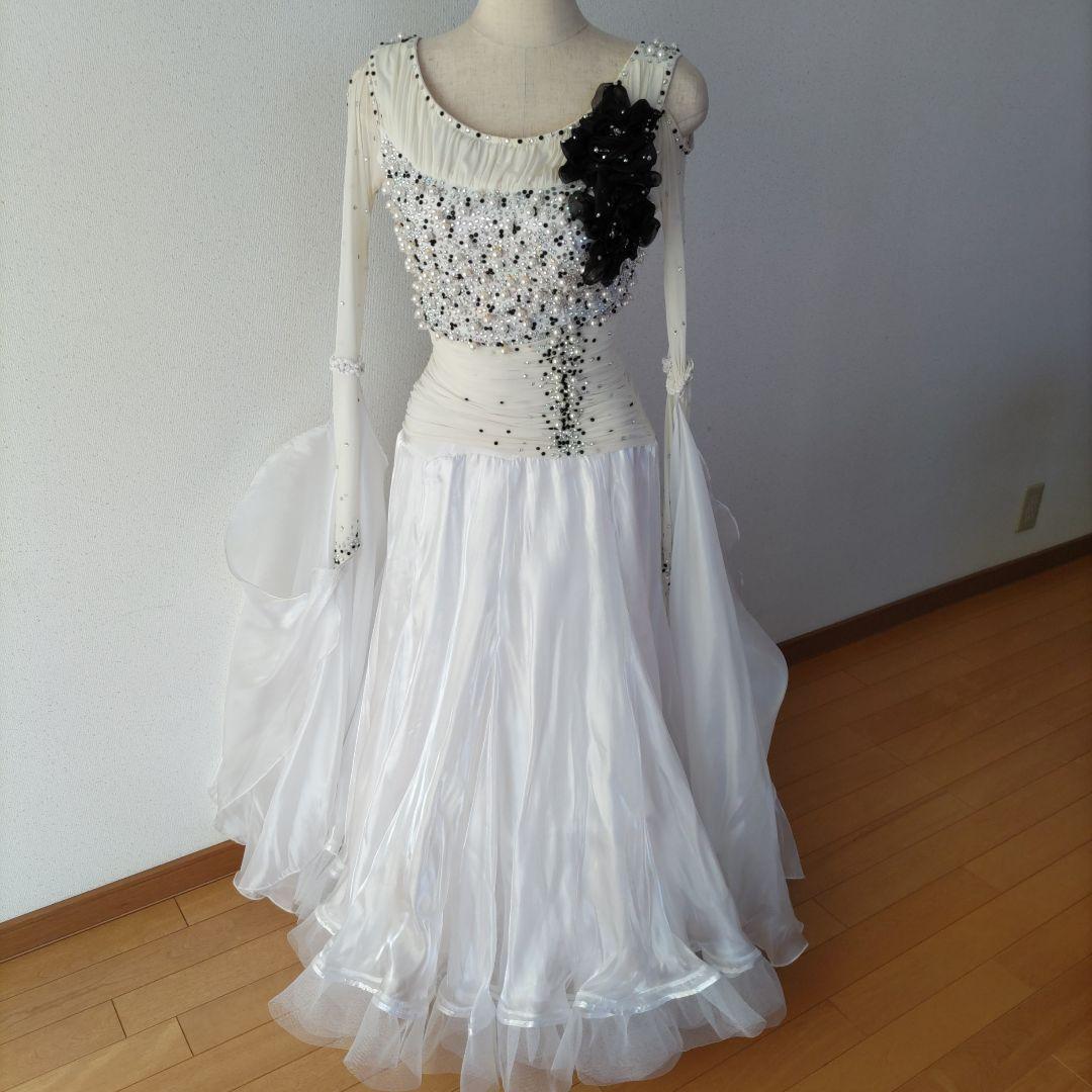 ホワイトフレアダンスドレス