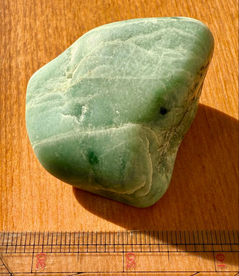 新潟県糸魚川市市振海岸産青緑色ヒスイ輝石岩　海石