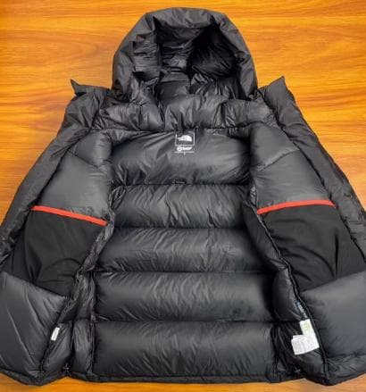 タフで軽量、ブラックナイロンのヒマラヤンパーカーで冬を楽しもう。