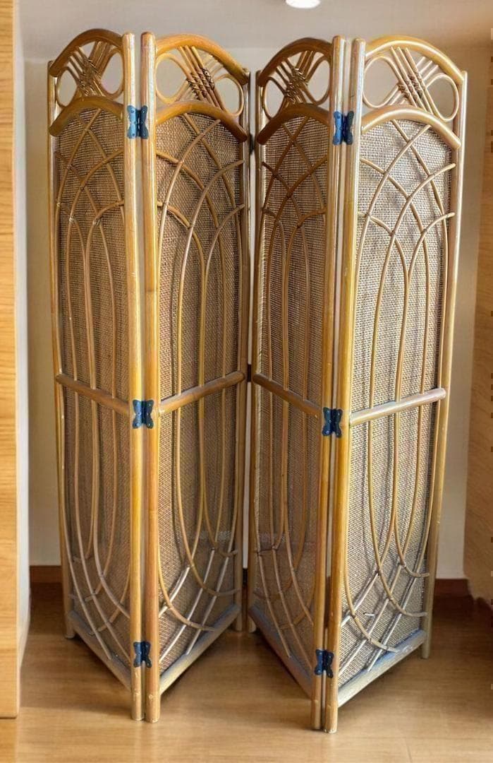 凝ったデザインの高級ラタン4連パーテーション　レトロな雰囲気が逆にモダン