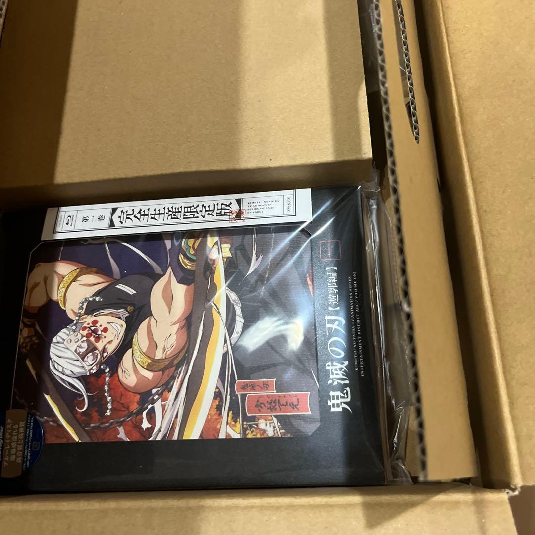 鬼滅の刃 遊郭編第一巻　限定アクリルスタンドと特典アートブック