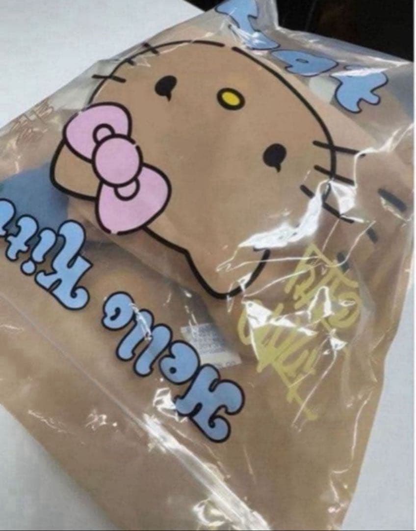 海外限定Hello Kitty x TBH ネックピロー