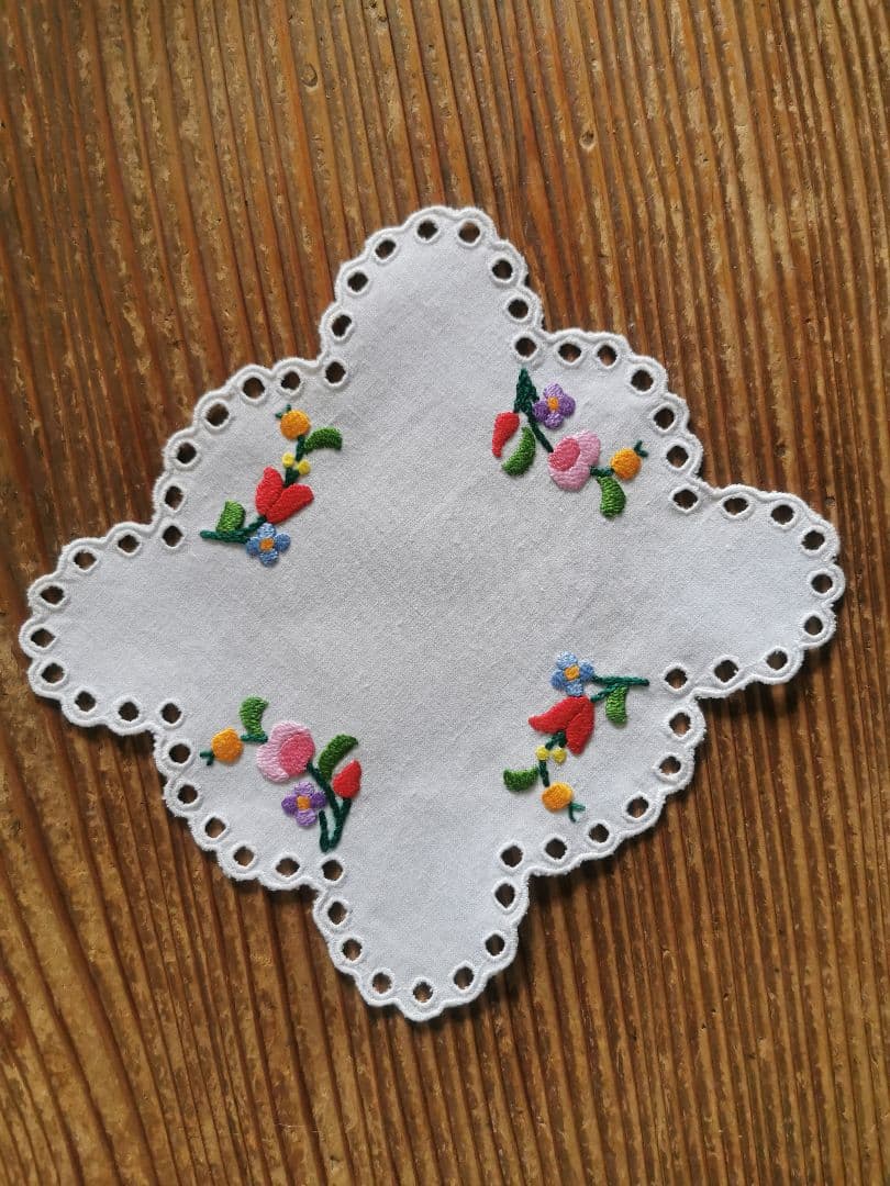 アンティークハンガリー/ カロチャ刺繍 スカラップアイレットドイリー