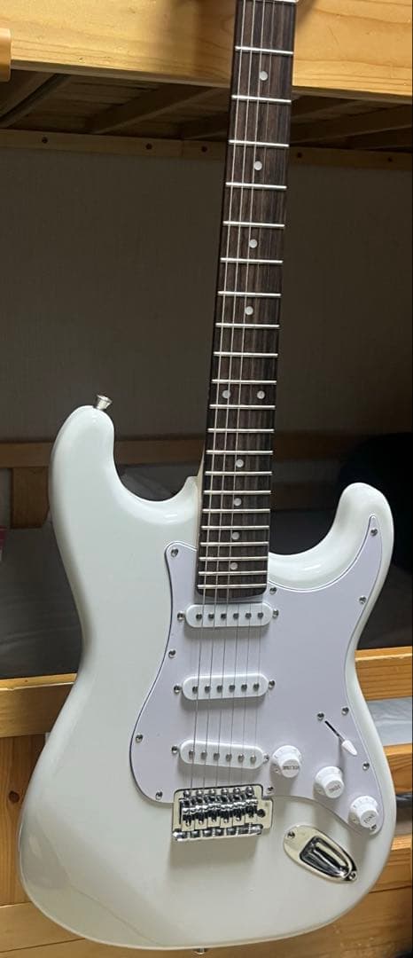 PLAYTECH ストラトキャスター ホワイト 動作確認済み　美品　ピック付き