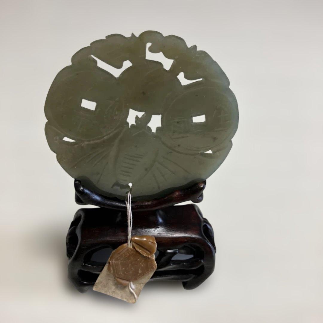 硯屏、翡翠 花模様 彫刻 木製台座付き