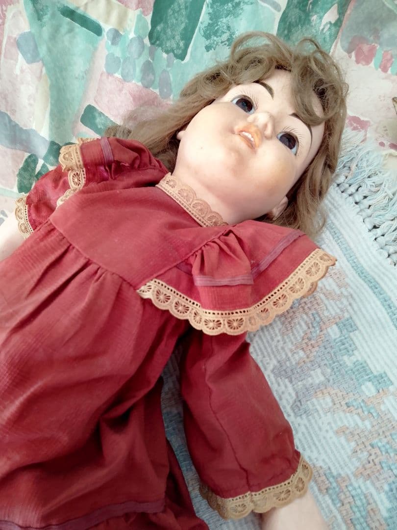 外国製アンティークドール 赤いドレス 金髪長身55cm椅子付き