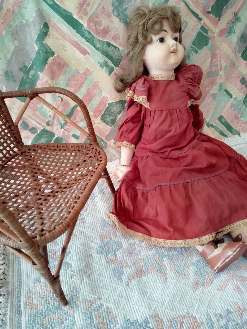 外国製アンティークドール 赤いドレス 金髪長身55cm椅子付き