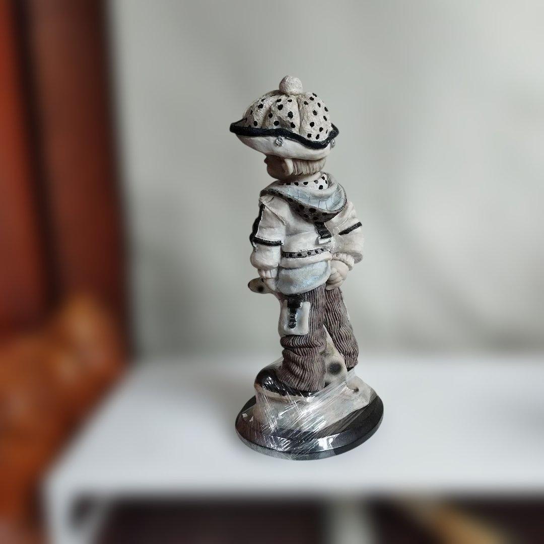 犬お散歩する少年。