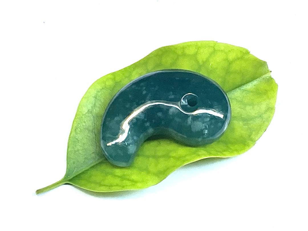 ✳premium 糸魚川翡翠翡翠勾玉　吉兆文様の雪輪　再結晶線入り御守りに‼️