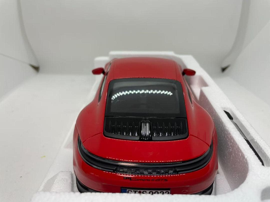 304-059 ノレブ 1/18 ポルシェ 911 Carrera 4 GTS