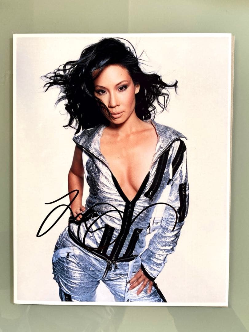 セール中…ルーシー・リュー直筆サイン入り超 特大写真…Lucy Liu