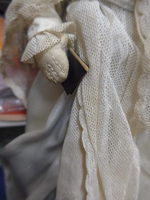 レースをまとったコンポジションヘッドの古い人形です。