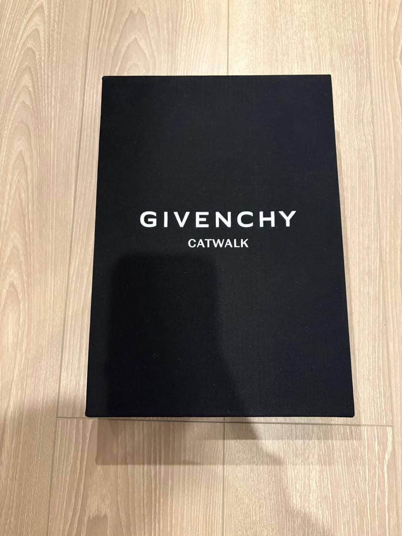 洋書　GIVENCHY CATWALK ジバンシィ
