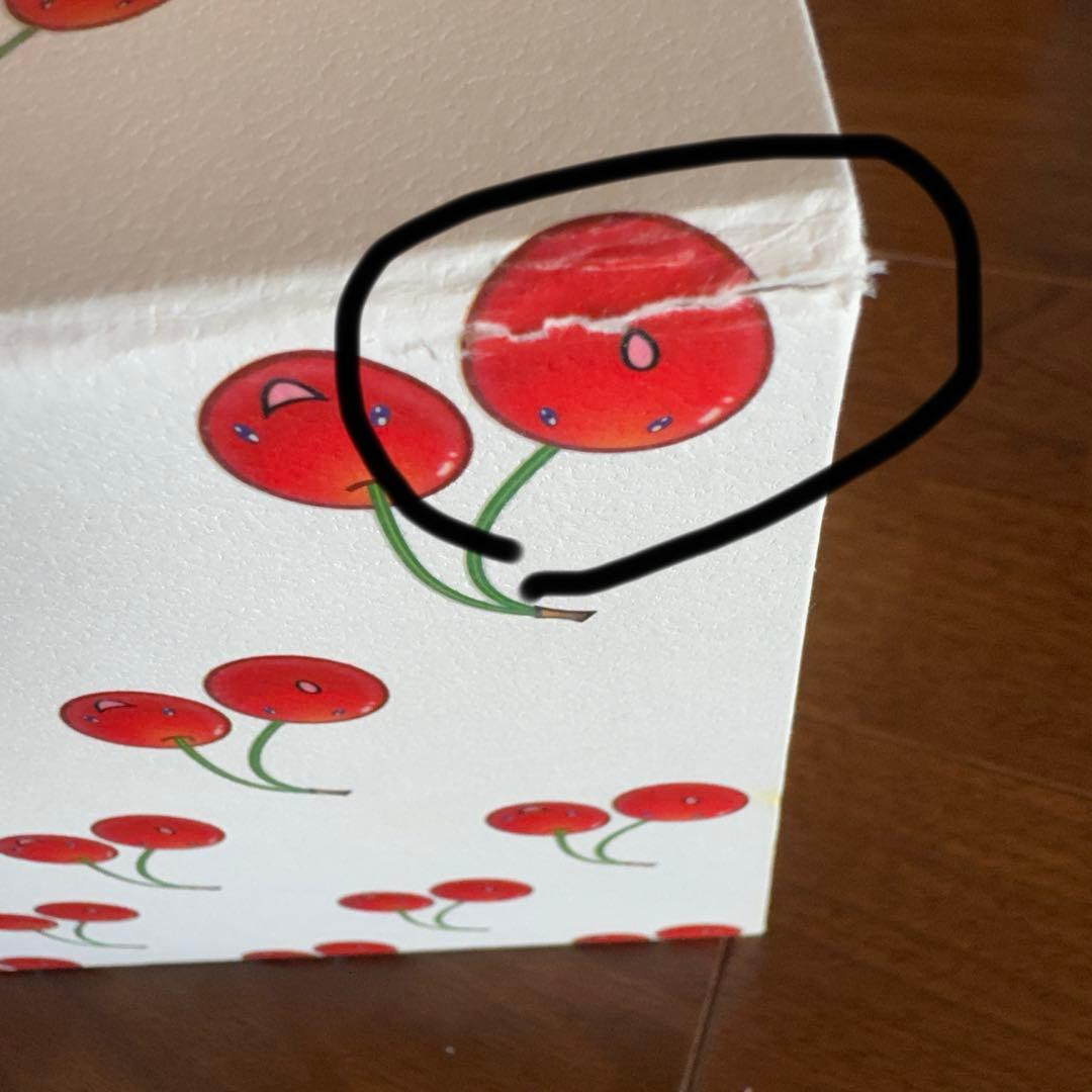 LVチェリー柄ショップ袋1枚、チェリー柄ダンボール1点、包装用紐1点