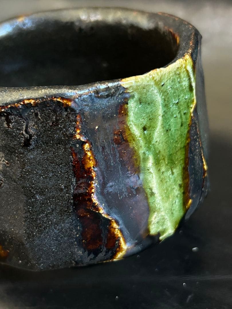 至高の究極の美◾️蔵から美しい形状と深みのある茶色と緑色の釉薬の抹茶茶碗が出てきた