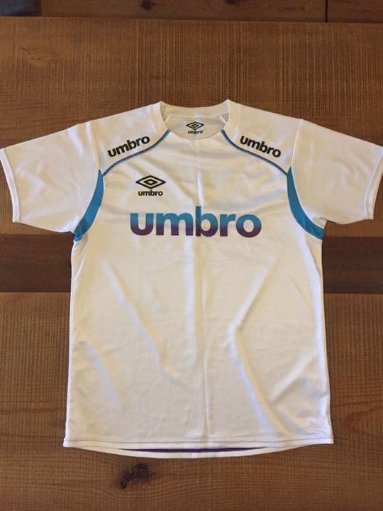 新品umbro 2枚で2,500円！トレーニングウェア 半袖&長袖 セット