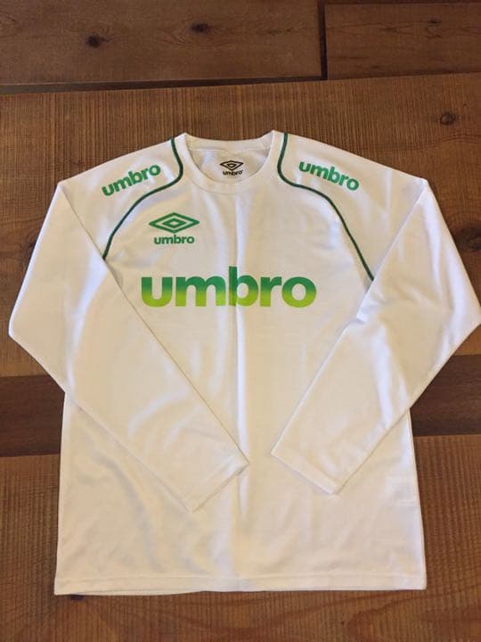 新品umbro 2枚で2,500円！トレーニングウェア 半袖&長袖 セット