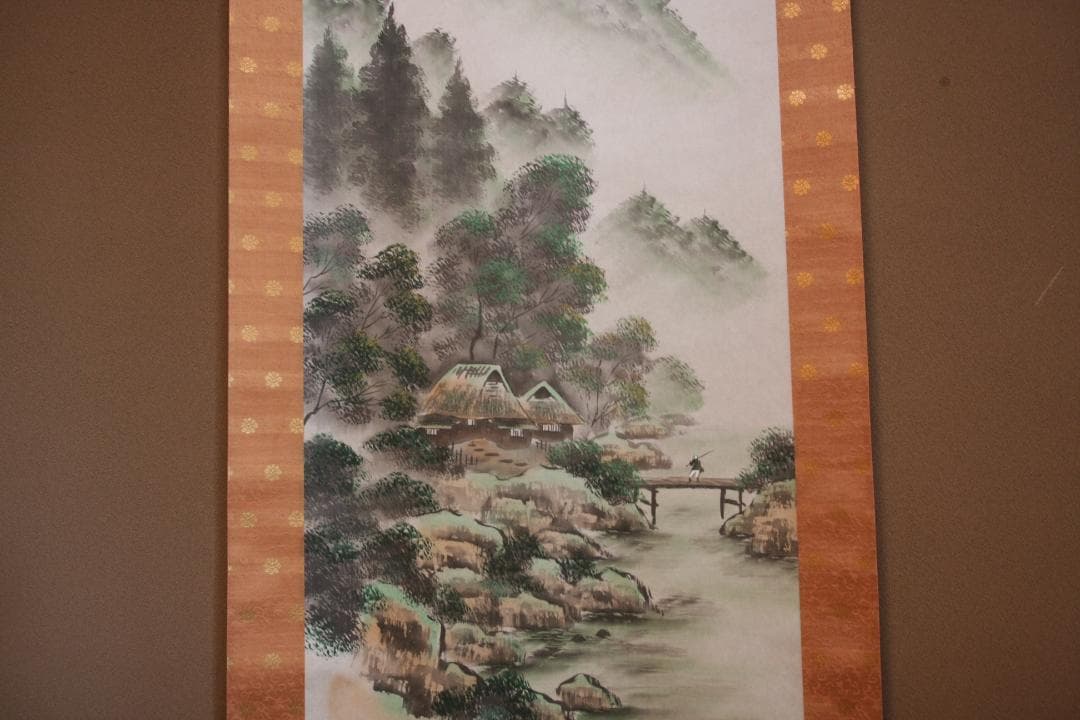 共箱（裏書あり）付き　彩色山水の図　　在銘：春光 山水画 掛軸