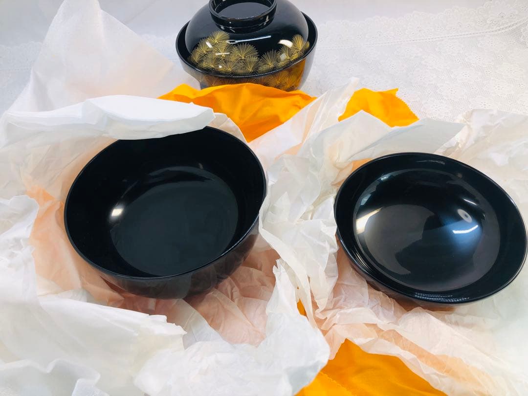 輪島塗　漆　なかたに　沈金　黒い蓋付き椀 金色の松の葉模様