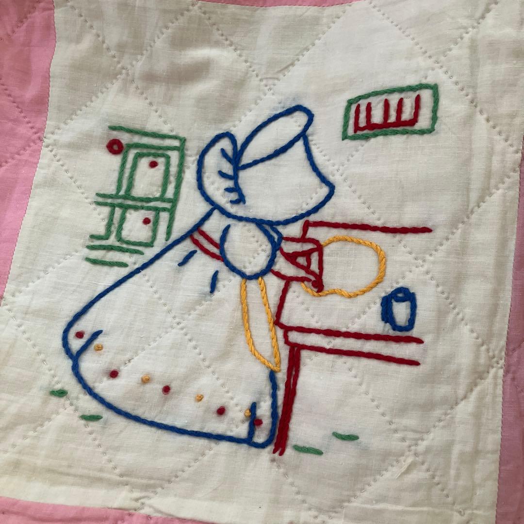 ビンテージ刺繍キルト(スーちゃん他) 172×180位　刺繍部分20角×32個
