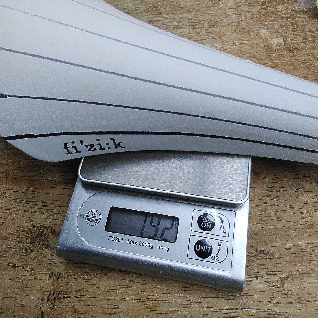 新品未使用 fi'zi:k Volta R1 カーボン サドル192g ホワイト