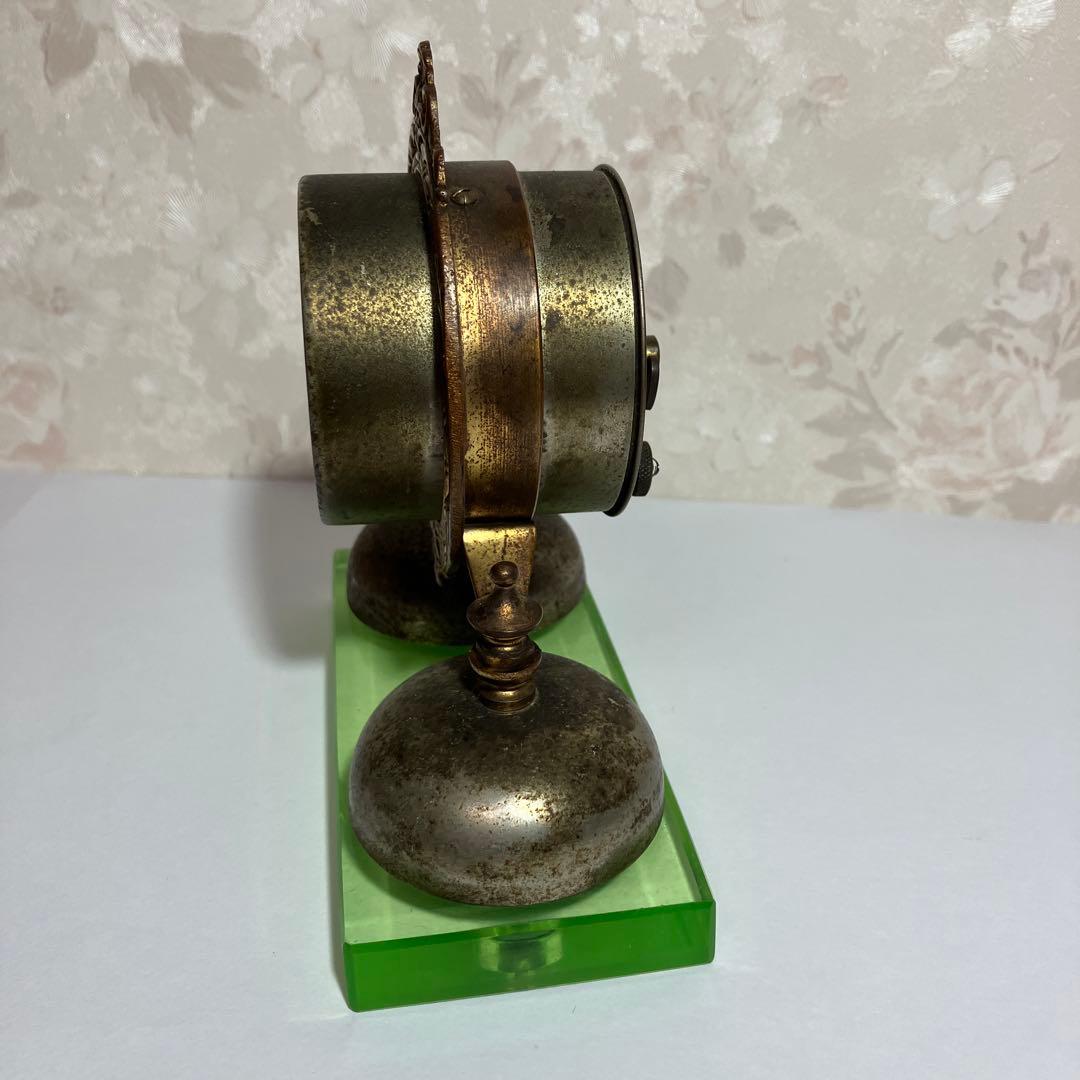 「精工舎」の大正時代のネジ巻き両鈴目覚時計 （硝子台はウランガラス）