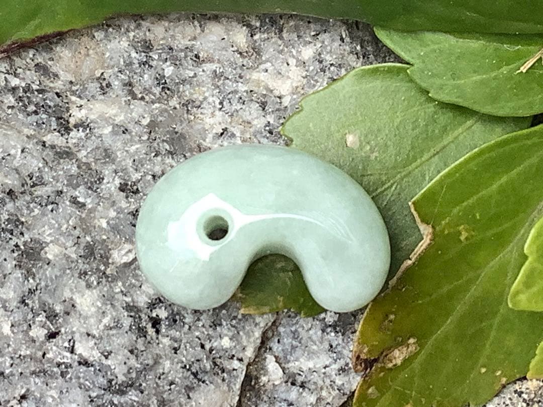 ✳神様からの授かり*糸魚川翡翠勾玉　極上高品質端材使用　縁起良い御守り　鑑別書付