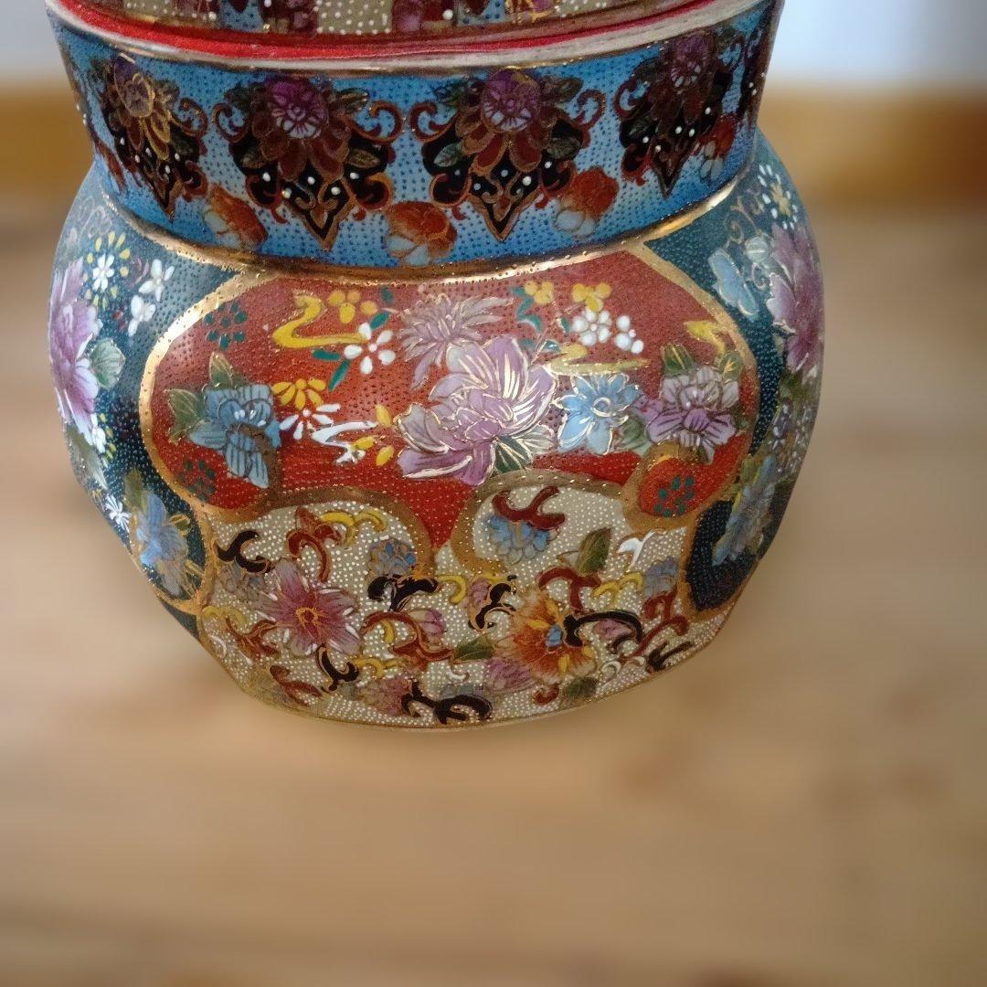 日本の伝統的な陶器の壺