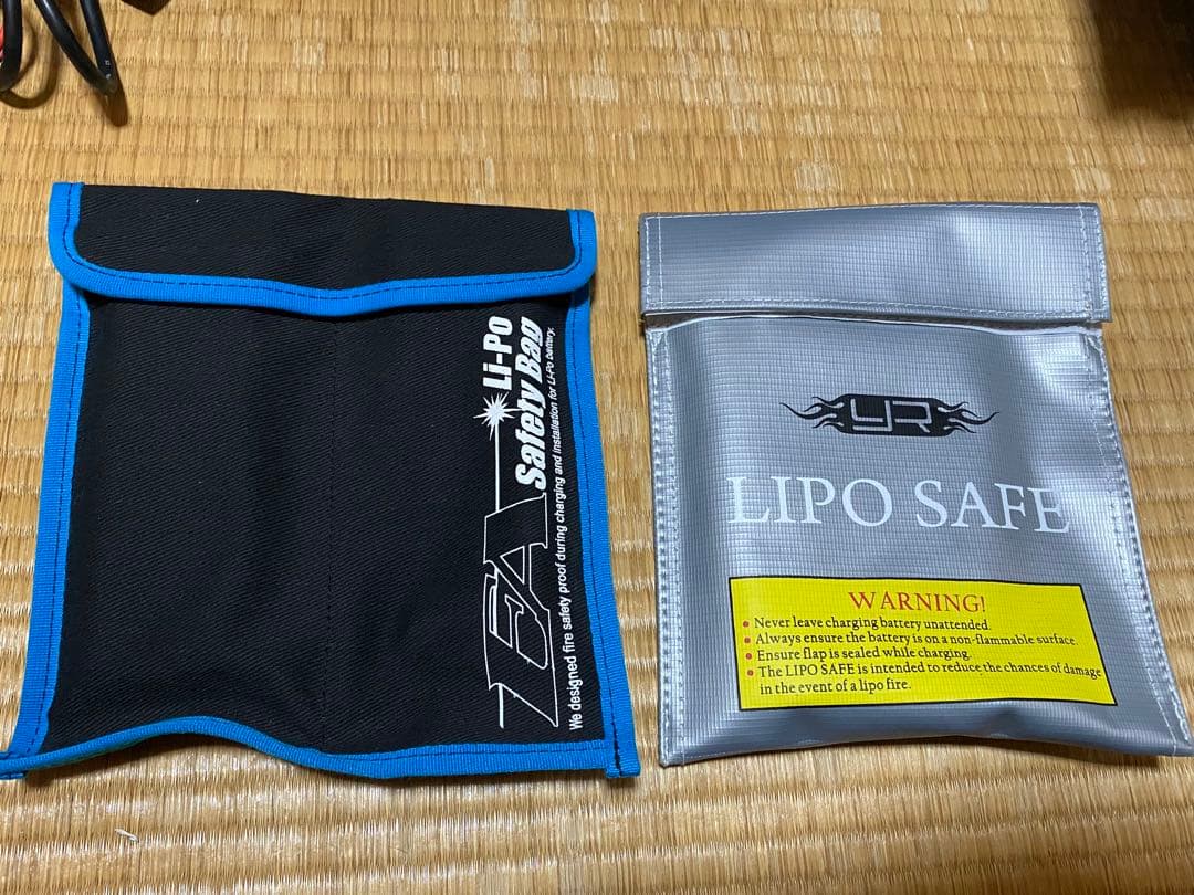 ヨコモ 充電器＆LiPoバッテリー5本＆バッテリーケース2個＆接続線 まとめ売り