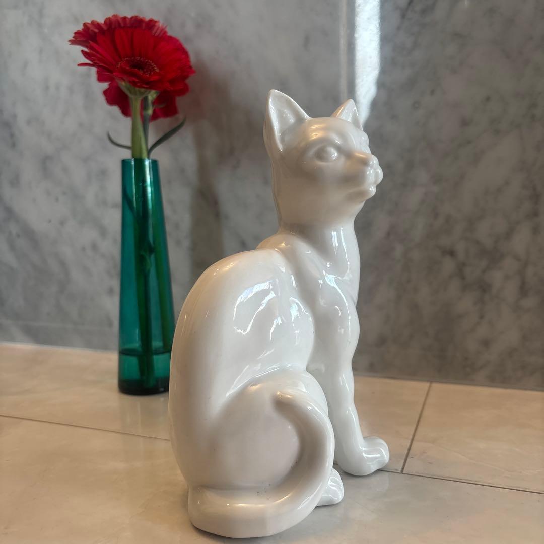 アンティーク妖艶な瞳や猫背が美しく存在感抜群の白磁の猫